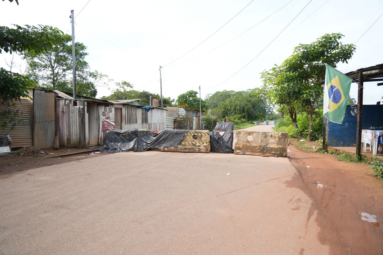 Defesa Civil informa que o solo está instável, com rachaduras e trechos sujeitos a deslizamentos