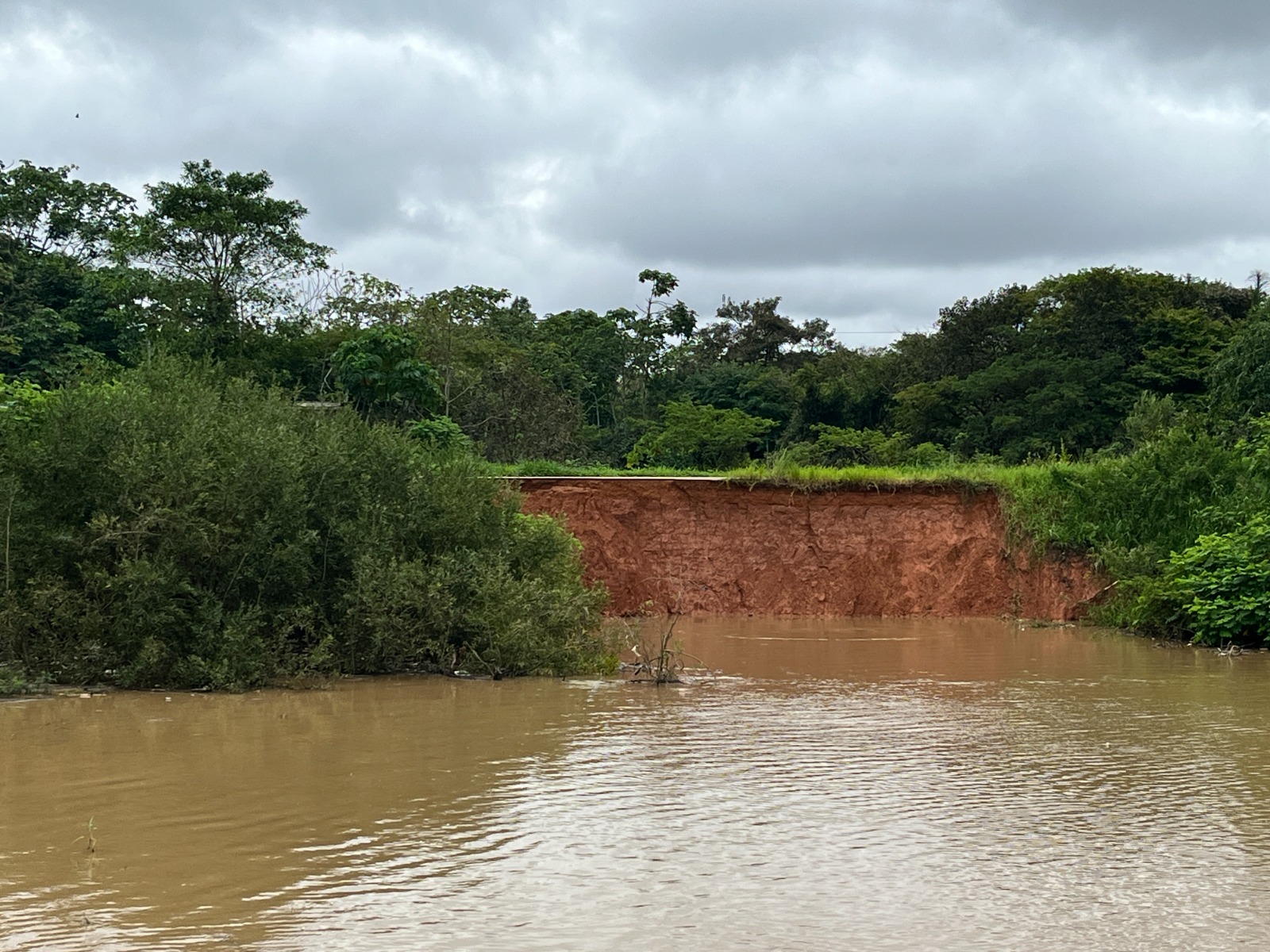 Equipes da Defesa Civil realizaram vistoria no local e definiram medidas emergenciais de monitoramento