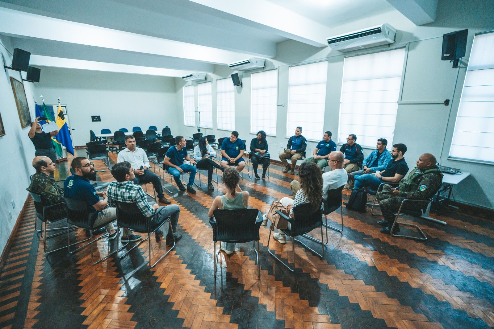 Antes de saírem em missão, os membros se reuniram no auditório da Prefeitura