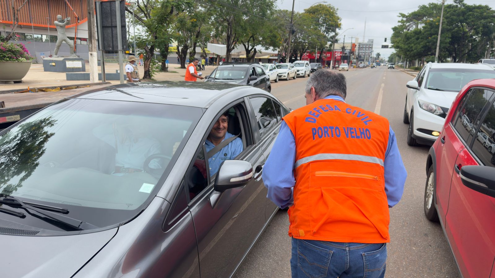 Equipes da Defesa Civil abordaram motoristas e motociclistas, distribuindo cartilhas com dicas de segurança