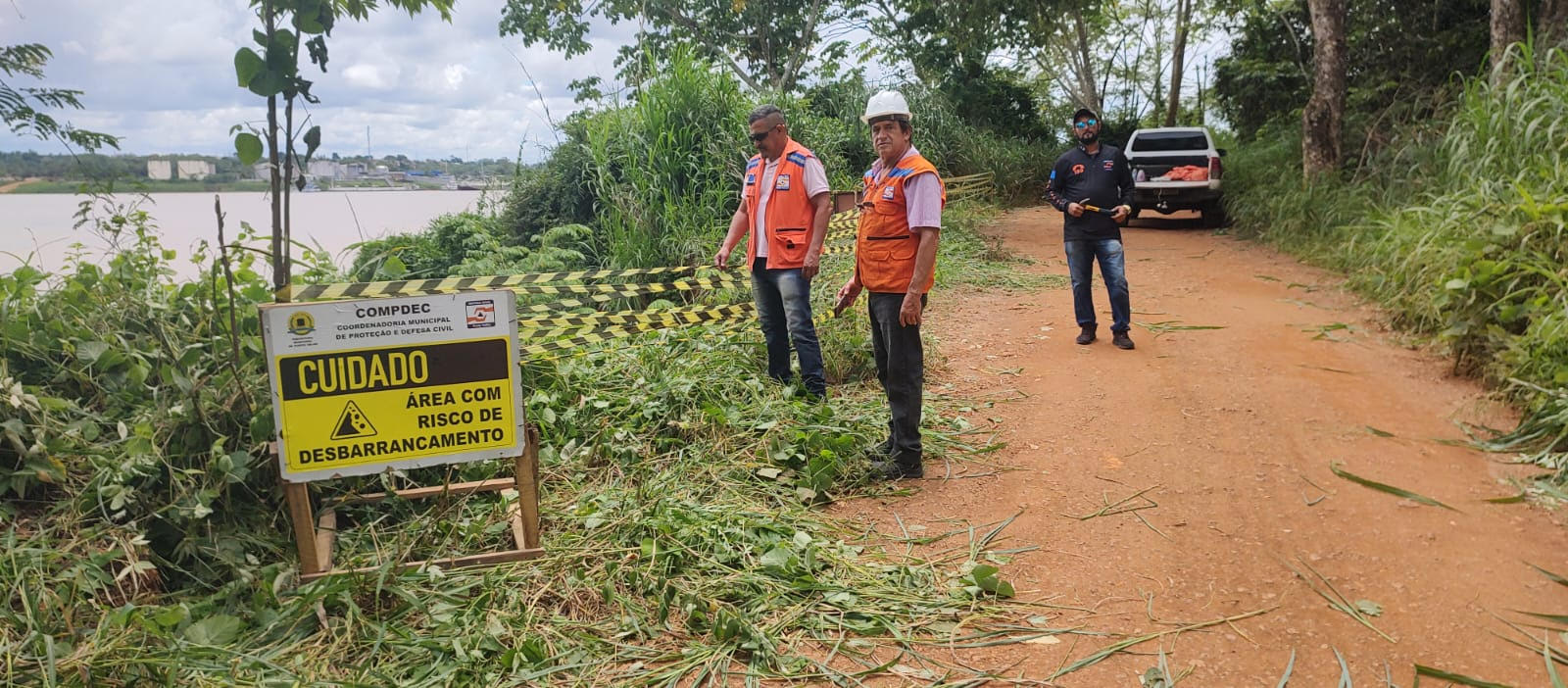 Defesa Civil aponta a necessidade de obra de contenção do barranco para não afetar a estrada