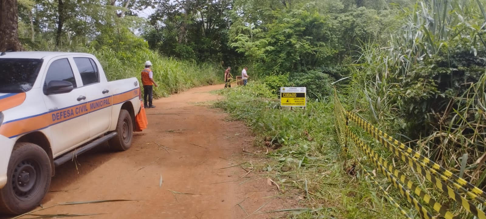  Defesa Civil instala uma placa de aviso e faixas que sinalizam isolamento no local