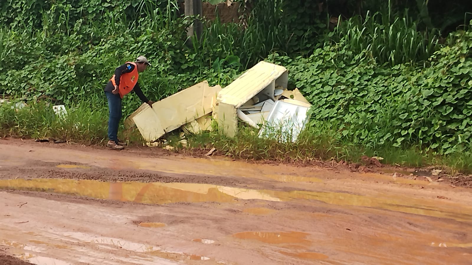 Jogar lixo na rua pode represar a água e causar inundação nas ruas e nas casas