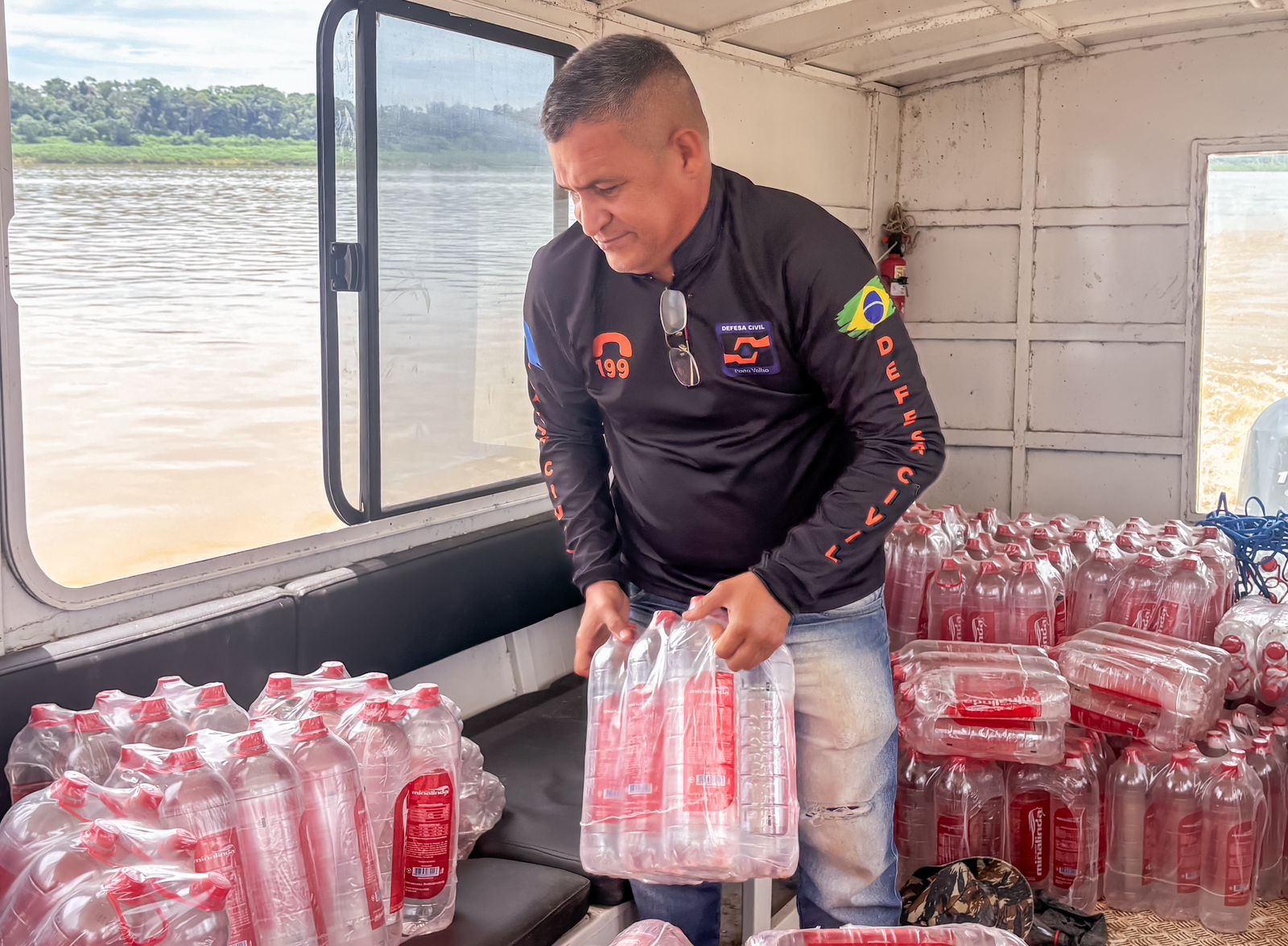 Ação tem como objetivo fornecer água potável e hipoclorito