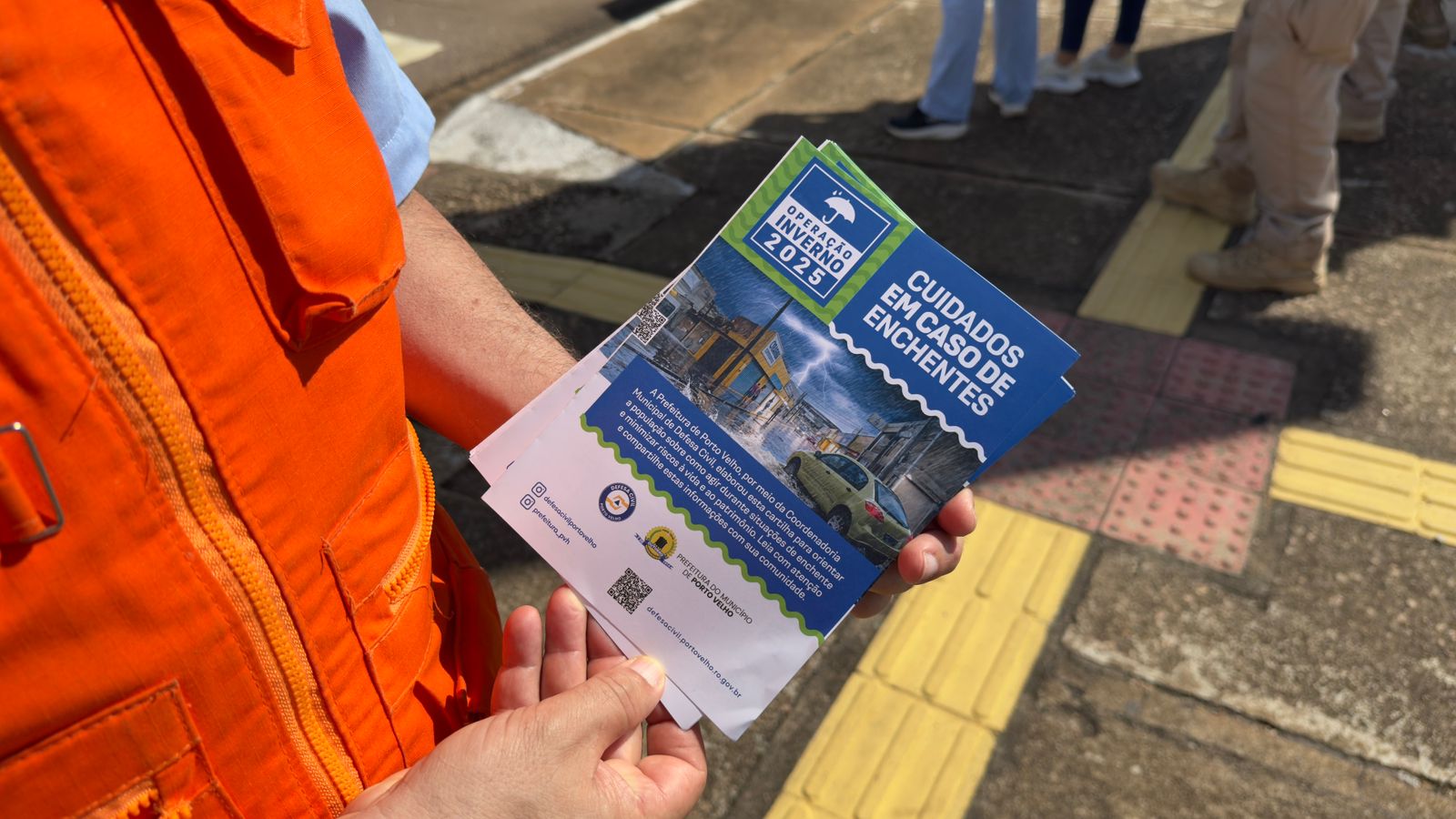 Cartilha aborda orientações sobre como agir antes, durante e depois de enchentes e alagamentos