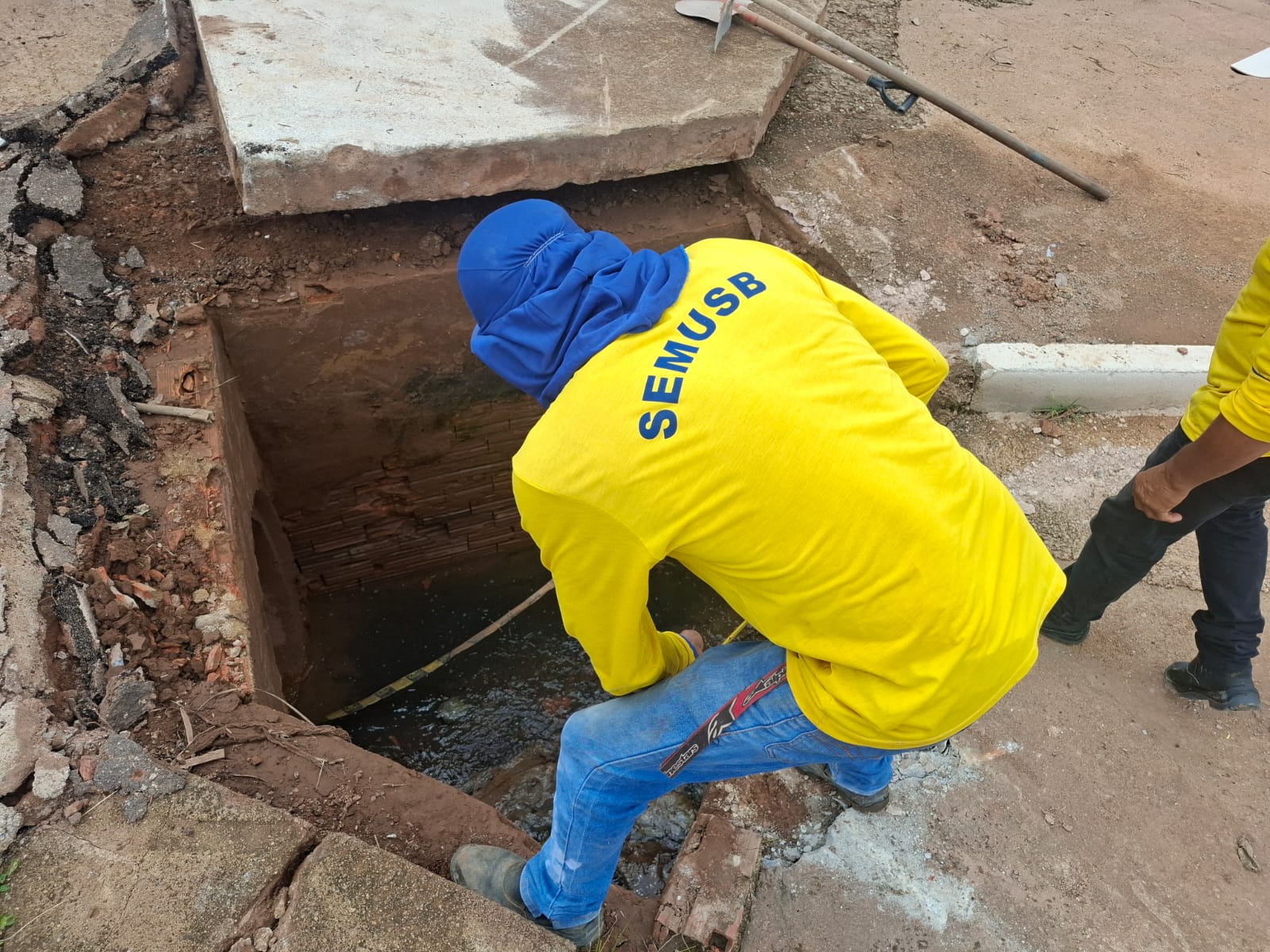 Servidores da Seinfra deram início a mais uma fase de construção e ampliação de galerias na extensão da Avenida Rio de Janeiro, entre a Rio Madeira e a Guaporé