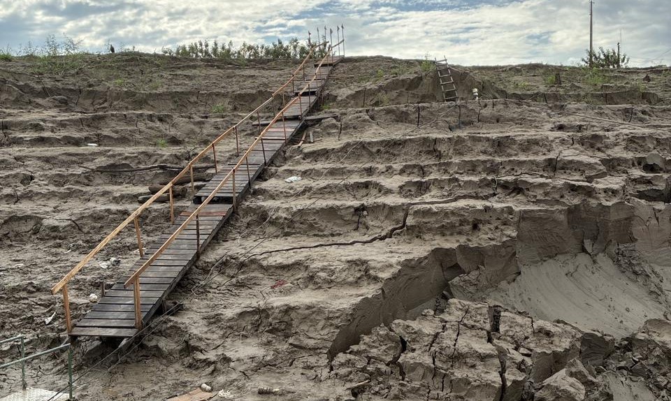 Escadas de acesso às embarcações foram destruídas pela força da erosão